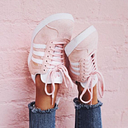 la_chica_de_los_cordones_rosas