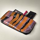 VALEN - Estuche Multiuso con termolaminado de plástico recuperado.. Een project van  Urban art, Craft, Collage,  Ontwerp, Ontwerp van accessoires, Patroonontwerp y Productontwerp van Virginia Camalli - 18.08.2017