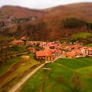Fotografía aerea de pequeña aldea Cantabra. Un progetto di Architettura e Fotografia di Iñigo de Otto - 06.02.2016