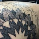 Mandala y amapolas. Blackwork.. Un proyecto de Bellas Artes, Diseño, Diseño editorial, Fotografía e Ilustración tradicional de Aníbal Pantoja - 16.05.2016