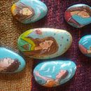 Miniaturas sobre piedritas del Rio Calabalumba que baja por el Uritorco ahora mismo.. Un projet de Peinture de Maria Plotnick - 19.02.2017