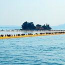the floating piers  (Iseo lake, Italy). Een project van  Urban art, Evenementen, Fotografie, Fotografische postproductie y Retoucheren van foto's van sara caja salvà - 11.05.2017