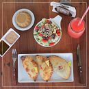 Mi proyecto se basó en impulsar una tienda de empanadas la cual no tenía nada de presencia en las redes sociales, por lo que se comenzó desde cero y se realizó una sesión de fotografías en las que mostramos el producto y la interacción con el usuario. . Un progetto di Design, Fotografia e Pubblicità di Kari Ponce - 14.01.2018