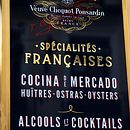 Antoinette, Menú exterior en cristal dorado y pintado en inversa.. Een project van Craft van Diego Apesteguia Martinez - 25.06.2017