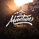 ADVENTURE AWAITS | Lettering en gran formato By Leei Art. Un progetto di Lettering, Calligrafia, Direzione artistica, Graphic design, Illustrazione digitale, Illustrazione vettoriale e Tipografia di Leila Sergi - 29.11.2018
