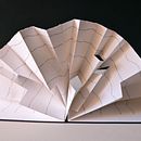La Ciudad. Acordeón con pliegues pop-up. Papel acuarela de 240 gr, con gofrado y escritura manual. 2018. Projekt z dziedziny  Sztuki piękne i Pisanie użytkownika Luis Izquierdo García - 21.12.2018