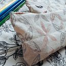 Hojitas! Proyecto final combinando dos cursos en Domestika.. Un projet de Création de costumes , et Estampe de Micaela Gallegos - 06.01.2019