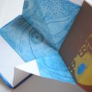 Libro azul geométrico. Un proyecto de Encuadernación, Bellas Artes y Collage de Beatriz Dipp - 01.02.2019