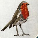 Mi Proyecto del curso: Pintar con hilo: técnicas de ilustración textil, Aquí esta mi petirrojo listo para volar. Un proyecto de  de Alberto Ochoa Gonzalez - 08.04.2019