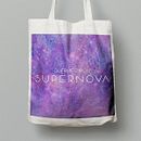Tote bags como merchandising de Duerme Simón. Een project van Productontwerp y Grafisch ontwerp van Azahara Martín - 20.09.2019