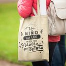 Bolsas Pequeños Lectores. Un proyecto de Cop, writing, Diseño y Tipografía de Pack Up - 07.10.2019