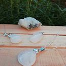 Estoy emprendiendo una marca de accesorios con cuarzos y piedras naturales, enfocada a expresar la sanación autoconsciente. Deseo una buena publicidad y unas fotografías de inspiración. . Un proyecto de Artesanía, Fotografía, Fotografía con móviles y Fotografía de producto de Ana Maria Rivera - 09.10.2019