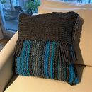 Mi Proyecto del curso: Técnicas básicas de knitting y crochet/Cojín para  mi sala. Un progetto di Fiber Art di Miriam Valverde - 20.01.2020