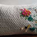 Cojín tejido y bordado Mi Proyecto del curso: Bordado y personalización de accesorios . Un progetto di Ricamo di Mariae Luna - 14.02.2020