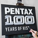 Pentax 100 year celebration . Un proyecto de Lettering 3D, Pintura acrílica, Caligrafía, Lettering, Redes Sociales y Vídeo de James Lewis - 27.11.2019