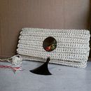 Clutch en yute tejido a mano con borla y redondel de caña flecha bordada.. Un progetto di Artigianato, Ricamo e Design di accessori di Mariae Luna - 02.03.2020