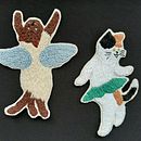 Maga y Shanti. Mi Proyecto del curso: Ilustración de personajes con hilo y aguja. Un proyecto de Bordado e Ilustración tradicional de Isabel Uribe Moya - 23.03.2020