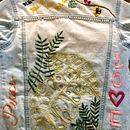 chaqueta de tejano intervenida con técnicas de bordado . % Magui Clemente Ferigni tarafından hazırlanan Sanat ve El Sanatları, Yaratıcılık, Tasarım, Moda Tasarımı, Ve Kostüm Tasarımı projesi - 04.02.2020