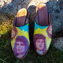 Zapatos pintados a mano de Queen. Un proyecto de Artesanía, Bellas Artes, Costura, Creatividad, Diseño de vestuario, Pintura y Pintura acrílica de Jennifer Alarza - 24.04.2020