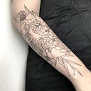 Flowers and bones. Tattoo Design project by Vitória Vilela - 04.27.2020