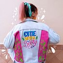 Custom lettering jacket with acrylics. Caligrafia, H, Lettering, Lettering, Pintura, e Pintura Acrílica projeto de Lucía Gómez Alcaide - 29.04.2020