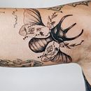 Tatuaje escarabajo floral. Un progetto di Disegno, Design di tatuaggi, Illustrazione tradizionale, Illustrazione botanica e Illustrazione con inchiostro di Núria Galceran - 25.05.2020
