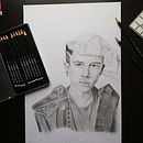 Mi Proyecto del curso: Retrato realista con lápiz de grafito. Un projet de Beaux Arts, Dessin, Dessin au cra, on, Dessin de portrait , et Dessin réaliste de Cesar Monge López - 02.08.2020