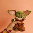 Bebé Yoda de needle felting visita Juanamatú. Art To, s, and Sculpture project by Juanamatú (Katerin J Gómez) - 08.05.2020