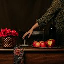 A menina da maçã vermelha, um ensaio sobre o adeus . Fotografia artística, e Narrativa projeto de ingravalequeiroztadaiesky - 11.08.2020