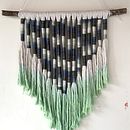 Meu projeto do curso: Macramê: técnica Fiber Emballage. Un proyecto de Artesanía, Decoración de interiores, Tejido, Macramé, Teñido Textil y Diseño textil de Luiza Barrientos - 23.08.2020