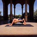 Yoga en la calle - @procesoresiliente. Photograph, Portrait Photograph, Outdoor Photograph & Instagram Photograph project by Andres Oropeza Marrero - 09.18.2020