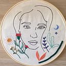 Mi Proyecto del curso: Retrato lineal bordado. Embroider, Sewing, Portrait Drawing, Traditional illustration, and Botanical Illustration project by Bea Olmos - 10.23.2020