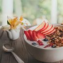 Fresas y cereales flotantes . Fotografie alimentară de Cris Lake - 11.20.2020