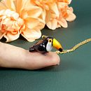Toucan Necklace in Polymer Clay. Un proyecto de Bellas Artes, Diseño de jo, as y Escultura de Marisa Clemente - 17.04.2019
