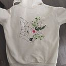 Final paint and embroidery work. Un proyecto de Pintura, Diseño de moda, Bordado, DIY, Upc y cling de karolivil - 13.09.2021