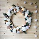 GIANT WREATH WITH LIGHTS. Un proyecto de Artesanía de Christine Leech - 09.01.2021