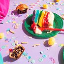 Mi Proyecto del curso Fotografía de producto con luz directa del sol: Cumpleañito. Un proyecto de Composición fotográfica, Fotografía, Fotografía de producto, Fotografía gastronómica, Fotografía para Instagram e Iluminación fotográfica de Irina Villarroel - 10.01.2021