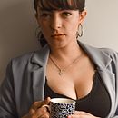 Sara y el café / Proyecto del curso "Retrato fotográfico intimista" . % Albeiro M. Guiral tarafından hazırlanan Fotoğrafçılık projesi - 01.23.2021