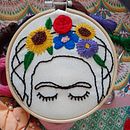 Mi Proyecto del curso "Técnicas básicas de bordado" es una imagen de Frida Kahlo. Intenté usar los puntos aprendidos como el llano y rocetón.   . Embroider project by Meliza Mora Ibarra - 01.24.2021