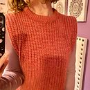 Hyggie Vest 💜. Un progetto di Fashion design, Fiber Art, DIY, Uncinetto e Textile Design di Belén Tralará - 29.12.2021