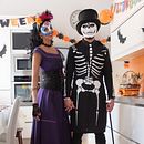 Creación Disfraces "Spectre-007-JamesBond". Un projet de Cinéma, Cinéma, vidéo et télévision, Création de costumes, Peinture, Peinture acr , et lique de Marta Gutiérrez Somoza - 26.01.2021