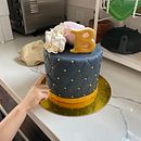 Fondant cake. Un proyecto de Fotografía gastronómica de Lindsay Farrell - 11.01.2021