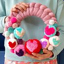 VALENTINES POMPOM WREATH. Un proyecto de Artesanía de Christine Leech - 09.02.2021