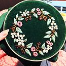 A little garden on green velour... Ein Projekt aus dem Bereich Stickerei von Dioni Tsagka - 10.03.2021