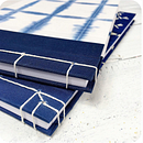 Handmade notebook with tie-dyed shibori paper. Un proyecto de Encuadernación y Papercraft de Ioana Golzke - 24.11.2018