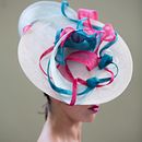 A saucer style hat I made for a photo-shoot. Een project van Ontwerp van accessoires van Rachel Warrillow - 27.03.2021