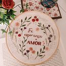 Bastidor floral bordado: Fé, Esperança e Amor. Un progetto di Ricamo di Melissa Ladeia Schiewaldt - 05.04.2021