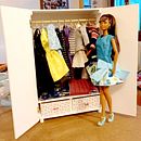 Mini wooden wardrobe. Een project van  Creativiteit y Speelgoedontwerp van Quarzia Anselmi - 16.04.2021