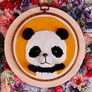 Panda en Bastidor. Un proyecto de Artesanía, Bordado, Diseño de juguetes, DIY y Tejido de Jocelin Gonzalez - 30.04.2021