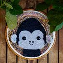 Gorila en Bastidor. Un proyecto de Artesanía, Bordado, Diseño de juguetes, DIY y Tejido de Jocelin Gonzalez - 08.05.2021